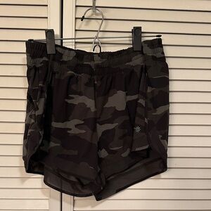 Athleta Mesh Racer Run Mid Rise 4" Camo Shorts Size Medium